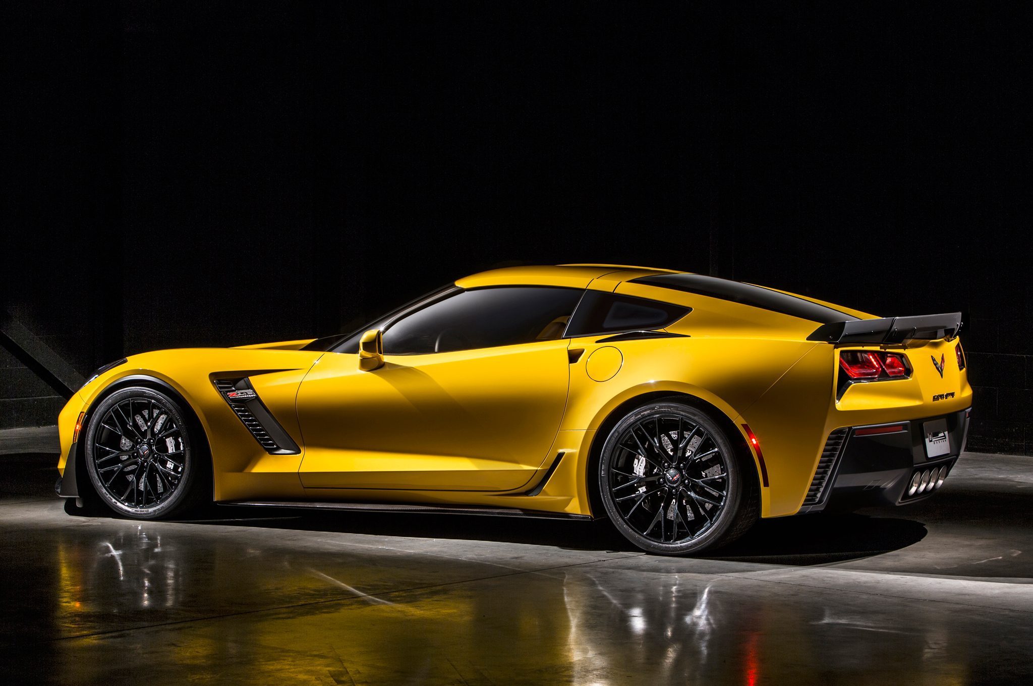 2015-chevrolet-corvette-z06-rear-side-profile-9061268-2103798-1943251