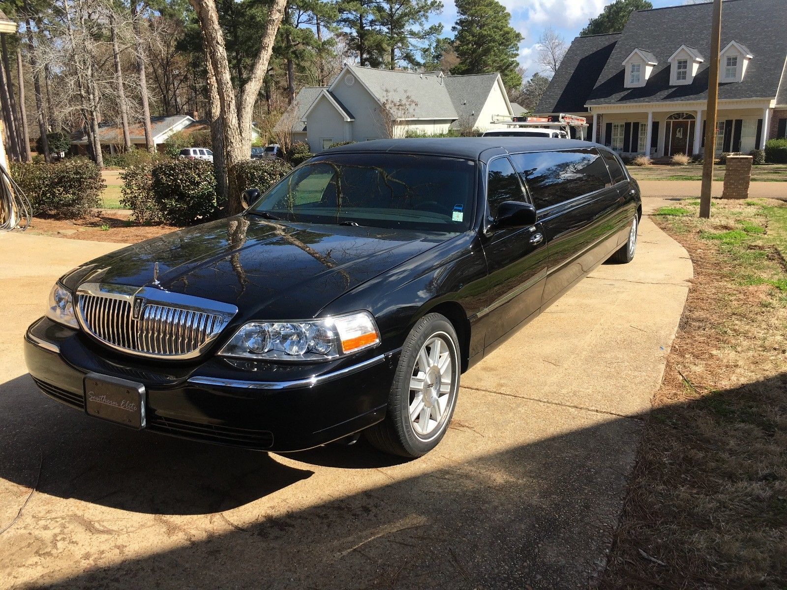 Tiffany Package 2008 Lincoln Town Car limousine | Lincoln town car,  Limousine, Car