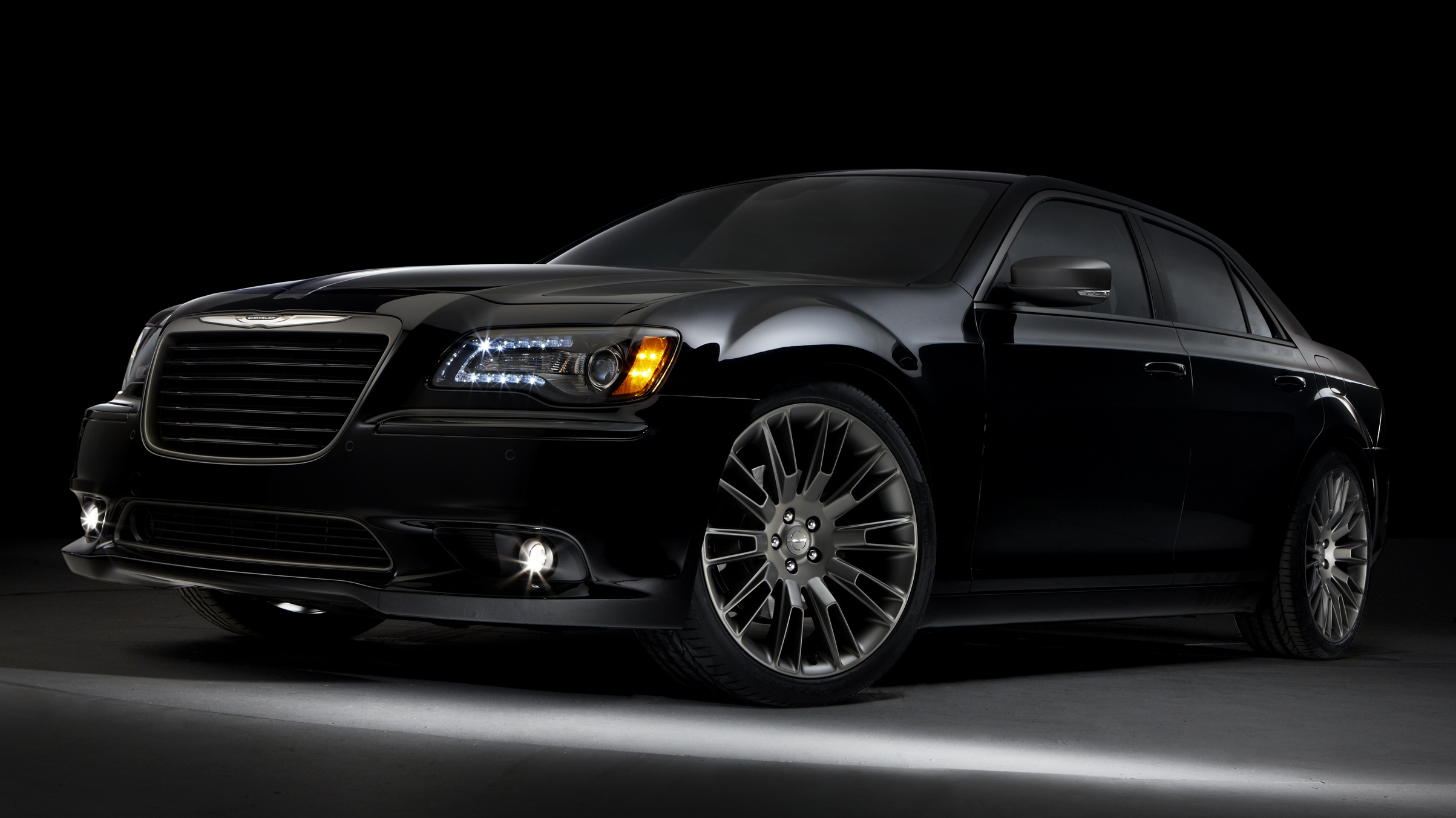 STYLIN' & PROFILIN': 2013 Chrysler 300C Varvatos Limited & Luxury Editions!  - MoparInsiders
