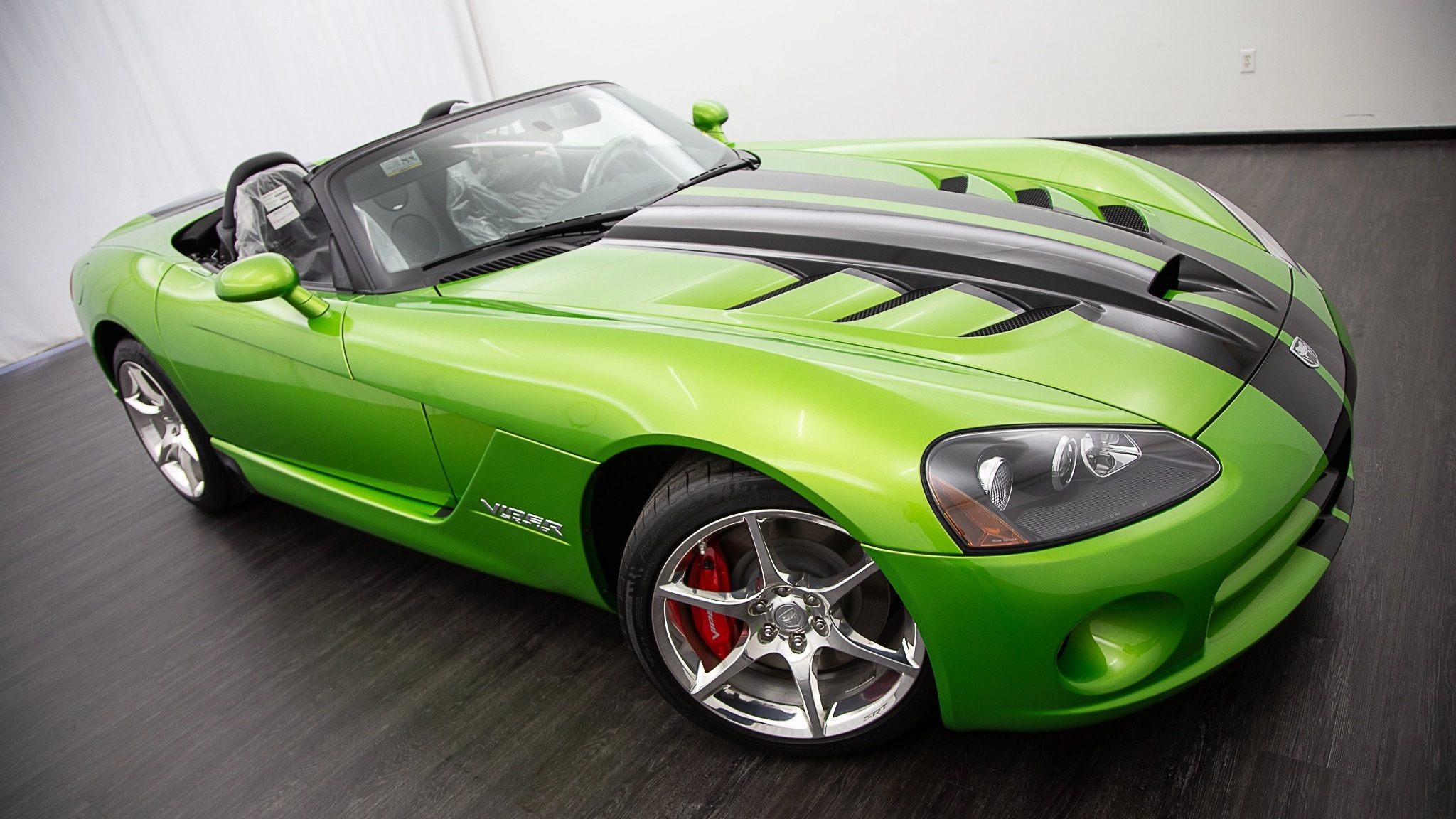 This 2010 Dodge Viper SRT-10 Roadster With 8-Miles On The Odometer Went For  Over $200K! - MoparInsiders