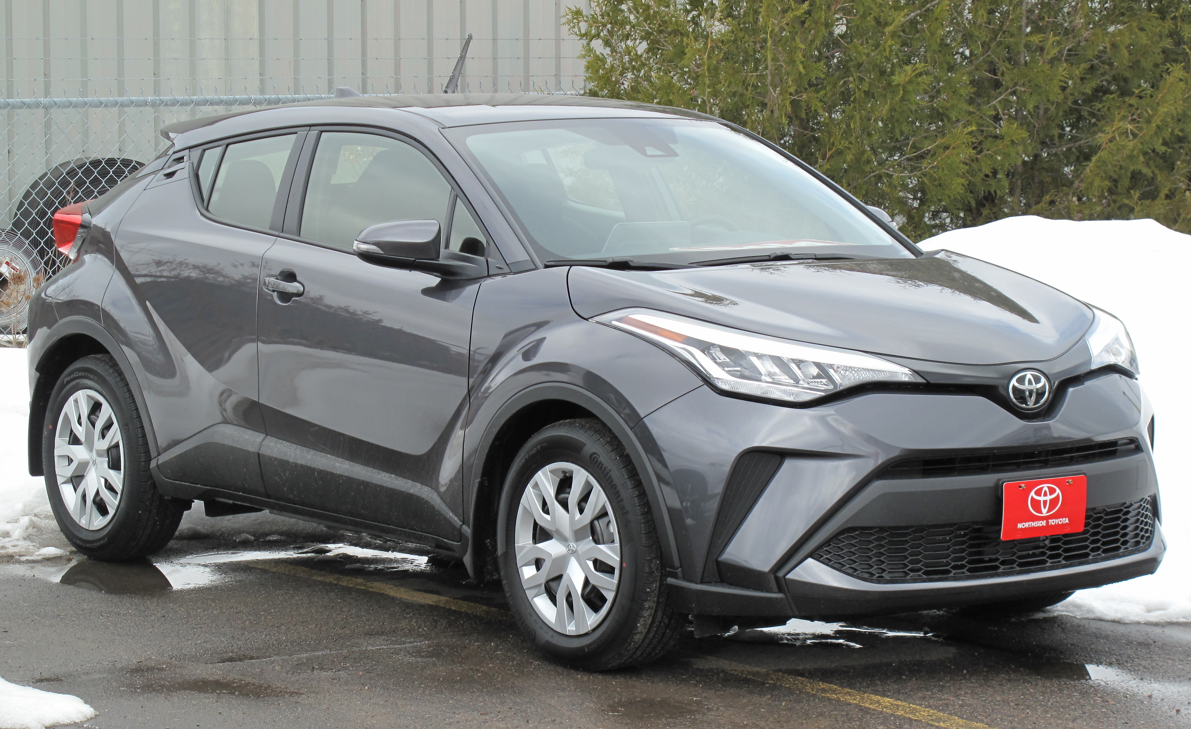 File:2022 Toyota C-HR LE in Magnetic Grey Metallic, Front Right, 04-03-2022.jpg  - Wikimedia Commons