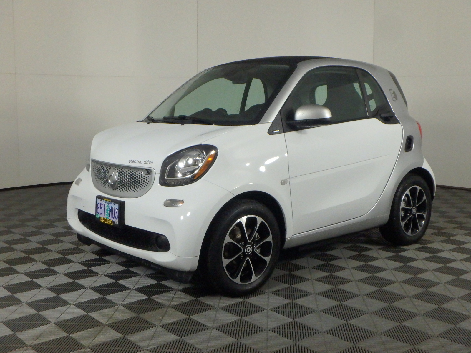 Pre-Owned 2017 smart fortwo electric drive passion coupe 2dr Car in Eugene  #TU10405 | Kendall Auto Oregon