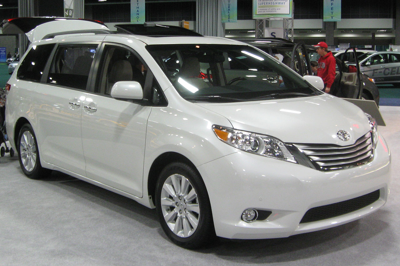 File:2011 Toyota Sienna -- 2010 DC.jpg - Wikimedia Commons
