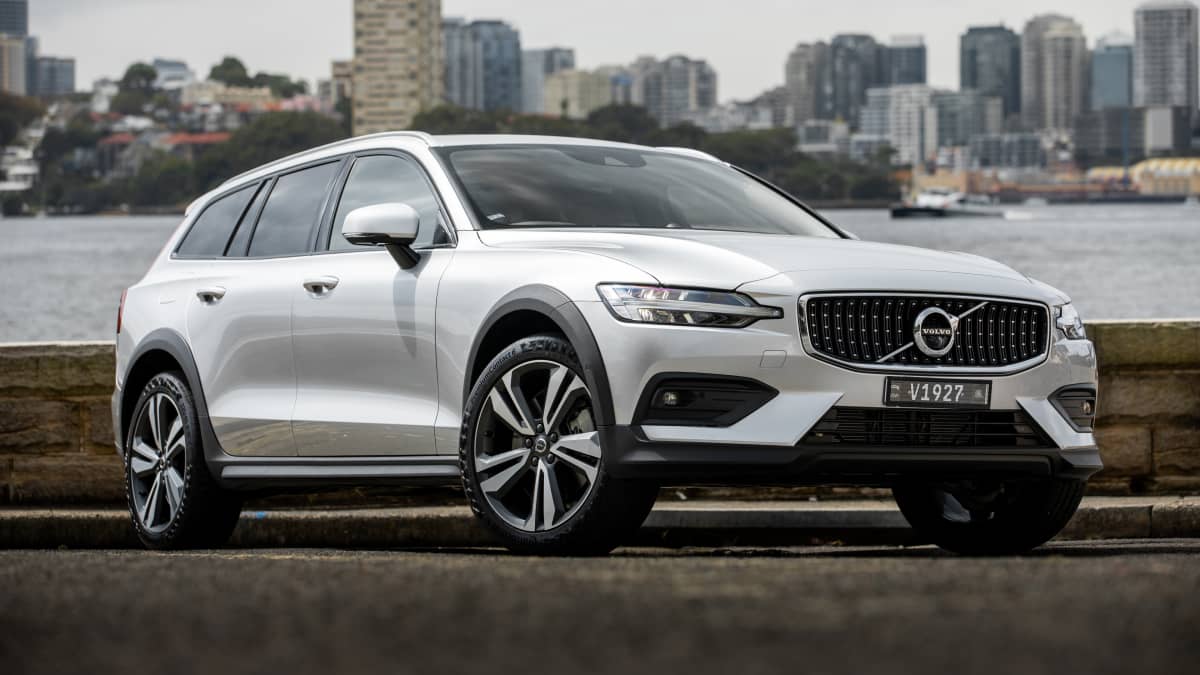 2022 Volvo V60 B5 Cross Country review - Drive
