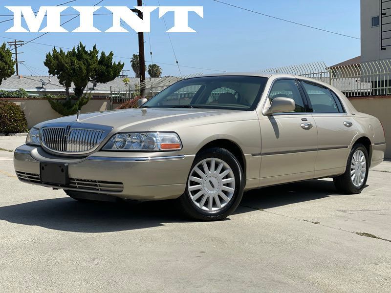Sold 2005 Lincoln Town Car Signature in Los Angeles