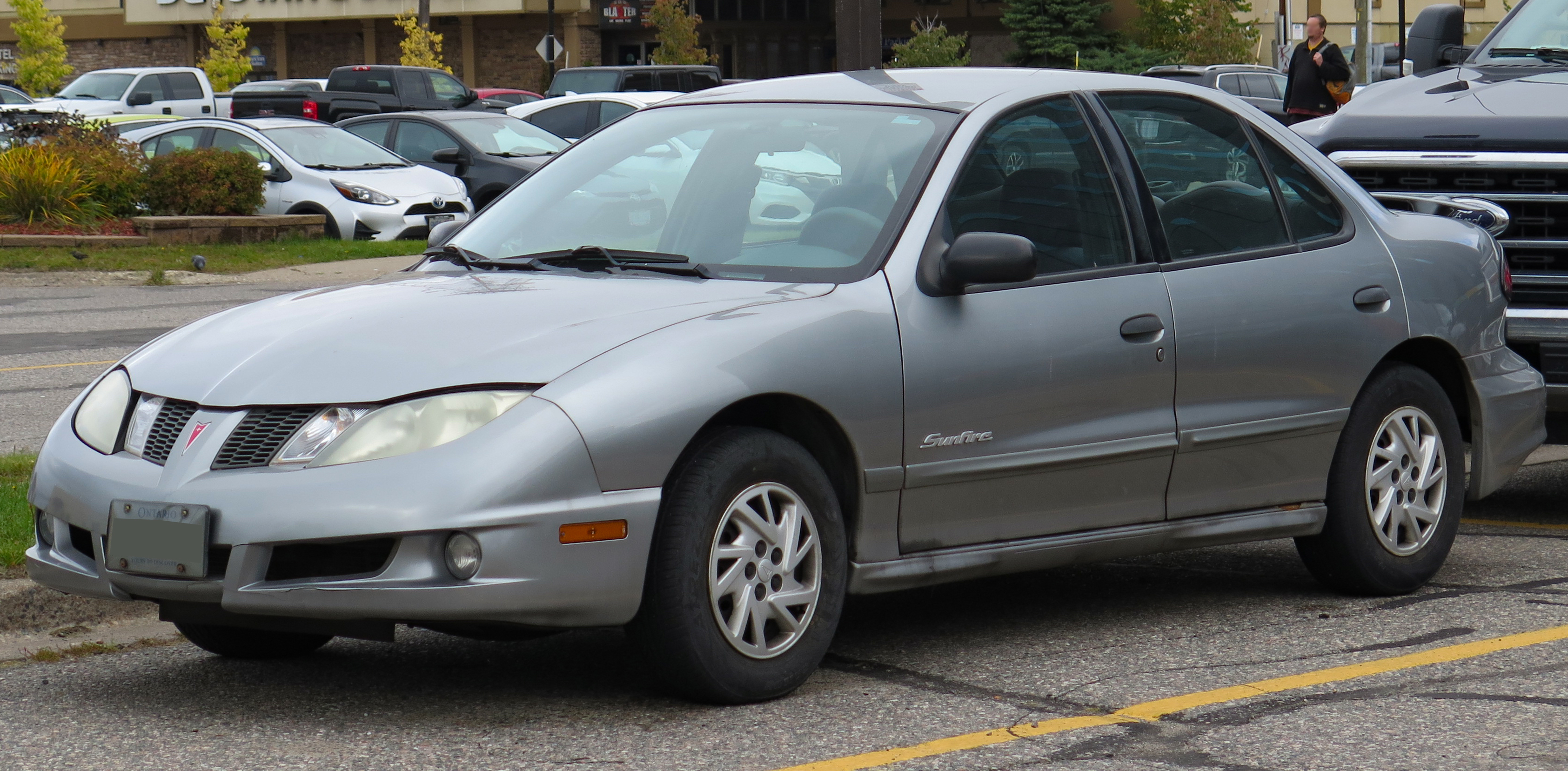 File:2005 Pontiac Sunfire SL sedan in Light Spiral Gray Metallic, Front  Left, 10-06-2022.jpg - Wikimedia Commons