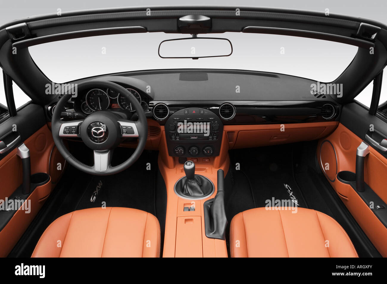 2007 Mazda MX-5 Miata PRH Grand Touring in Black - Dashboard, center  console, gear shifter view Stock Photo - Alamy