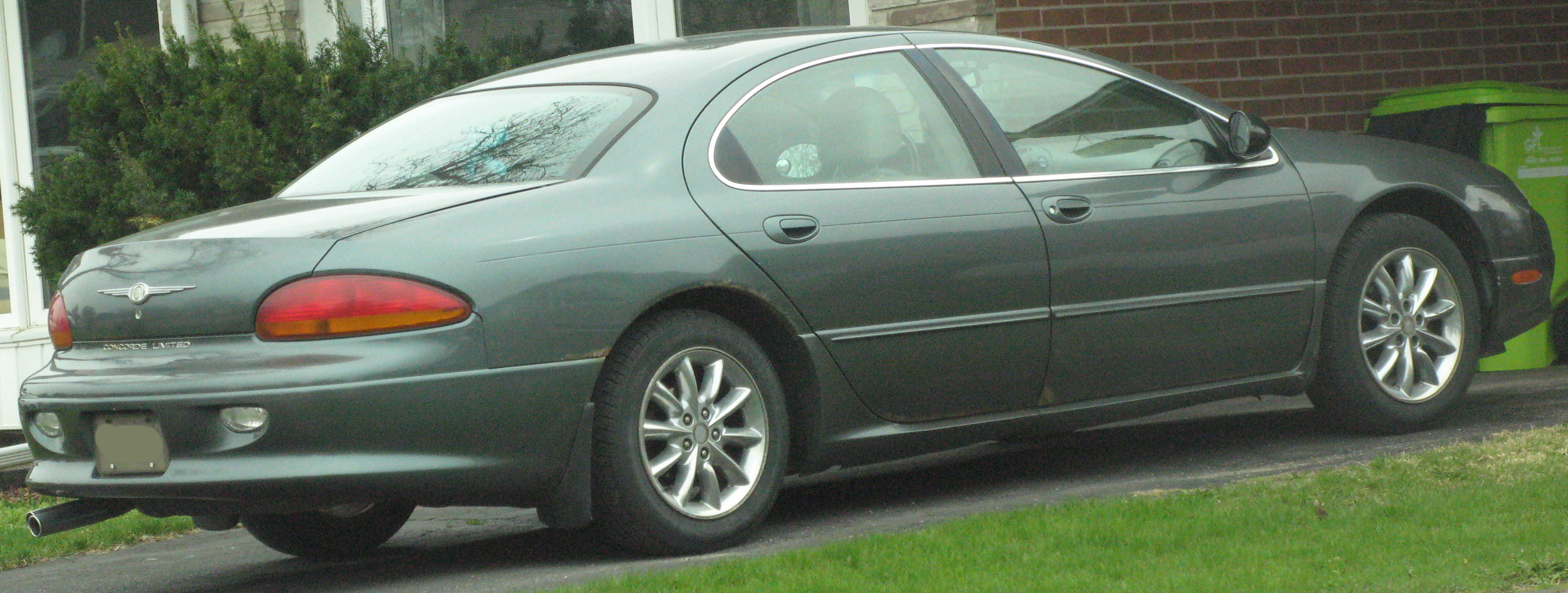 File:2002 Chrysler Concorde Limited, Rear Right, 05-18-2020.jpg - Wikimedia  Commons