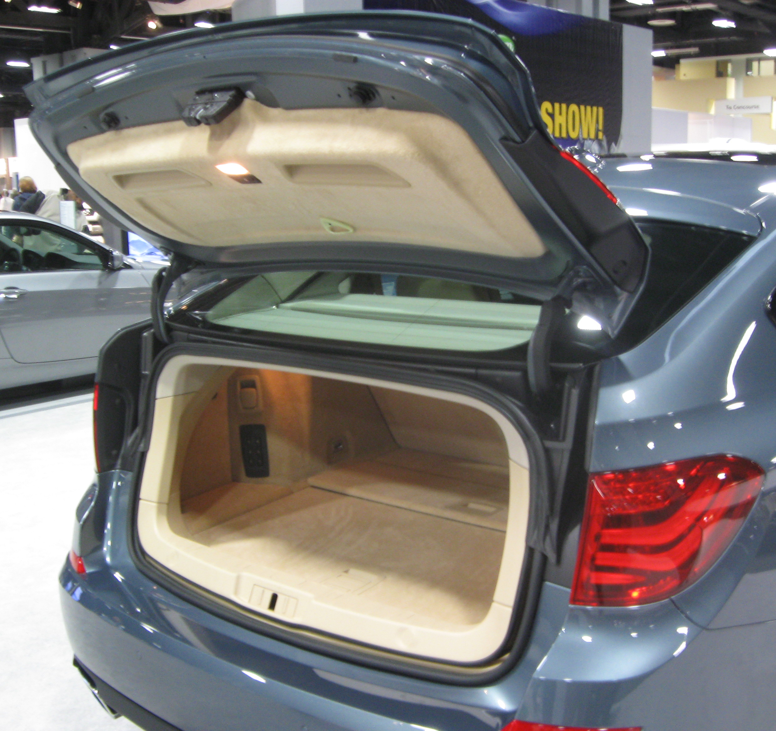 File:2010 BMW 550i Gran Turismo trunk -- 2010 DC.jpg - Wikimedia Commons