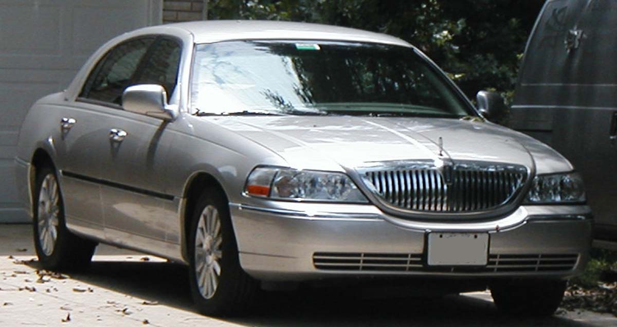 File:Lincoln Town Car.jpg - Wikimedia Commons