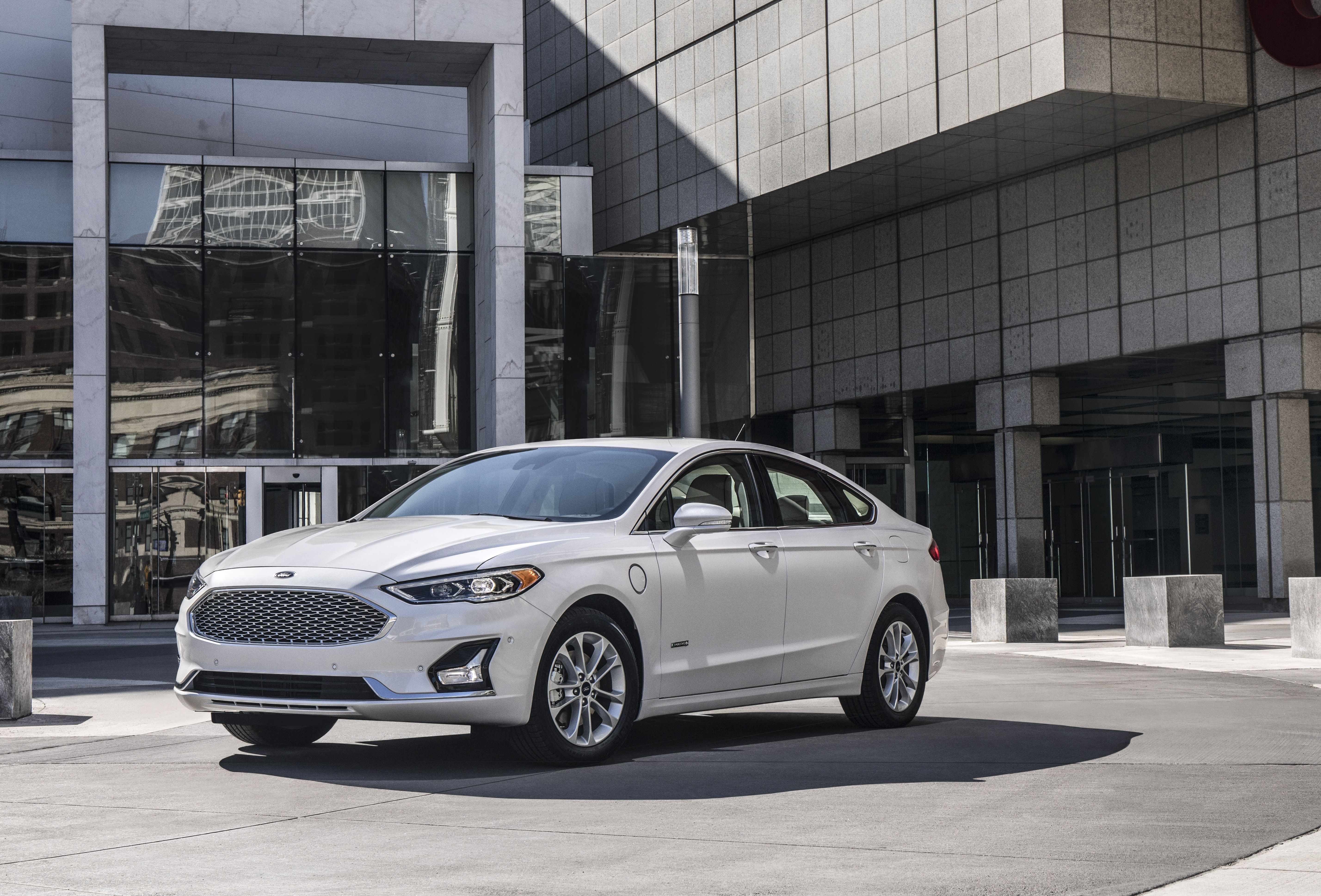 2020 Ford Fusion / Fusion Hybrid Review, Pricing, and Specs