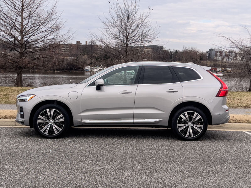 The Volvo XC60 Recharge benefits from bigger hybrid battery | Ars Technica