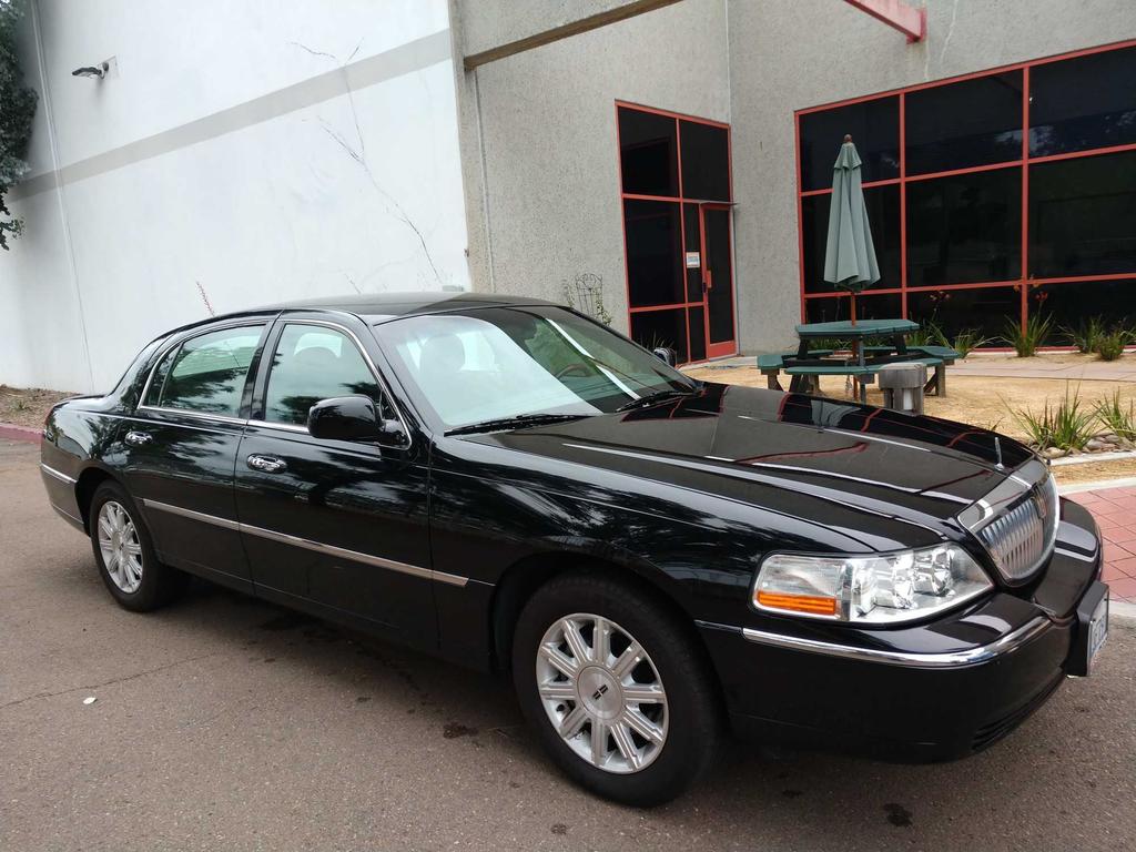 2009 Lincoln Town Car Signature Limited Edition | Online Auctions | Proxibid