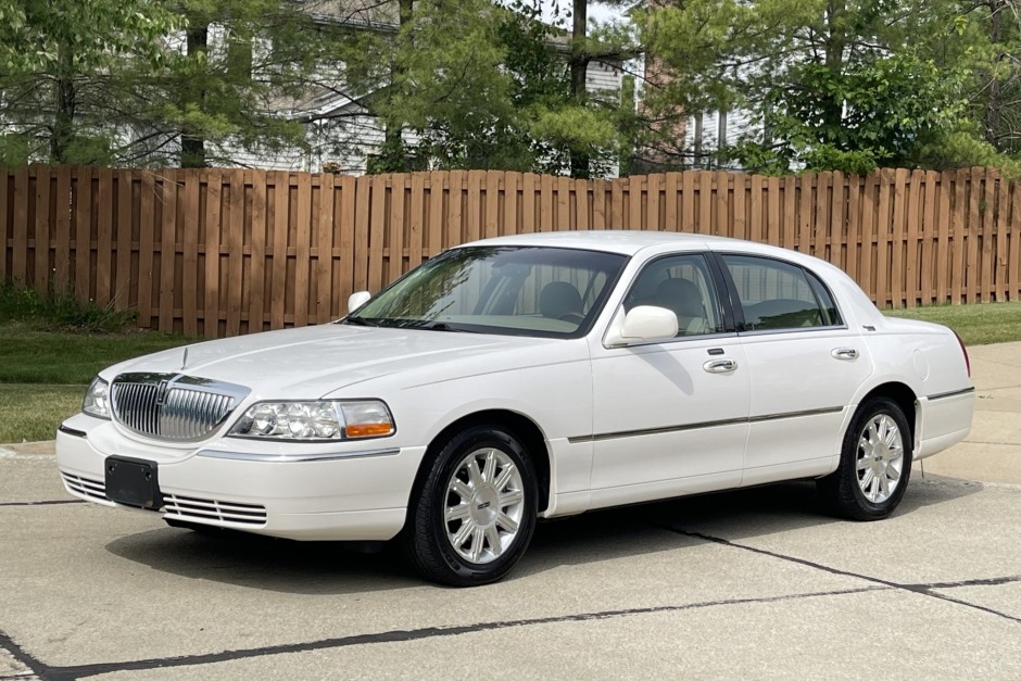 No Reserve: 45k-Mile 2010 Lincoln Town Car Signature Limited for sale on  BaT Auctions - sold for $19,000 on July 11, 2022 (Lot #78,360) | Bring a  Trailer