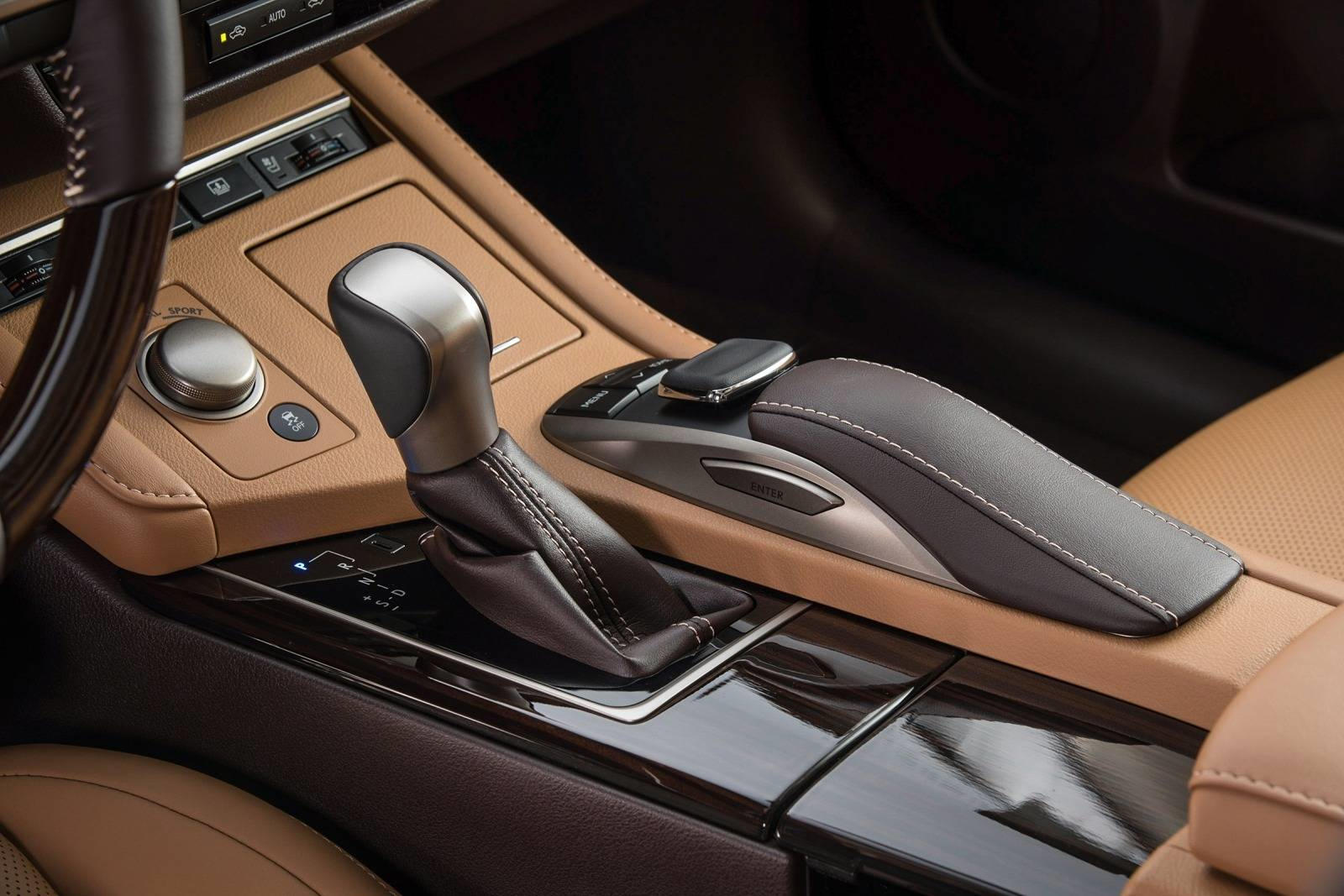 2018 Lexus ES Interior Dimensions: Seating, Cargo Space & Trunk Size -  Photos | CarBuzz