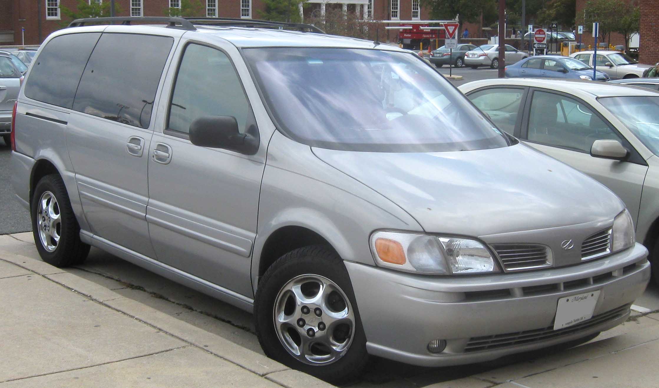 File:2001-2004 Oldsmobile Silhouette.jpg - Wikimedia Commons