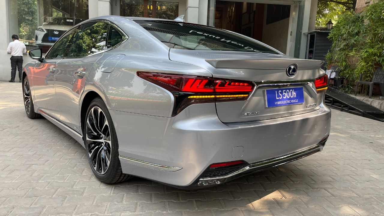 Lexus LS 500h Ultra Luxury 2022: video review, specs & details in Hindi -  NamasteCar