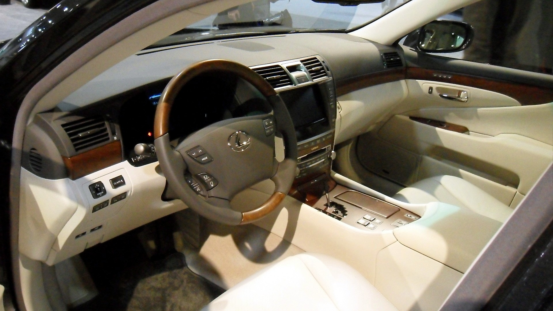 File:2010 Lexus LS460 Interior.jpg - Wikimedia Commons