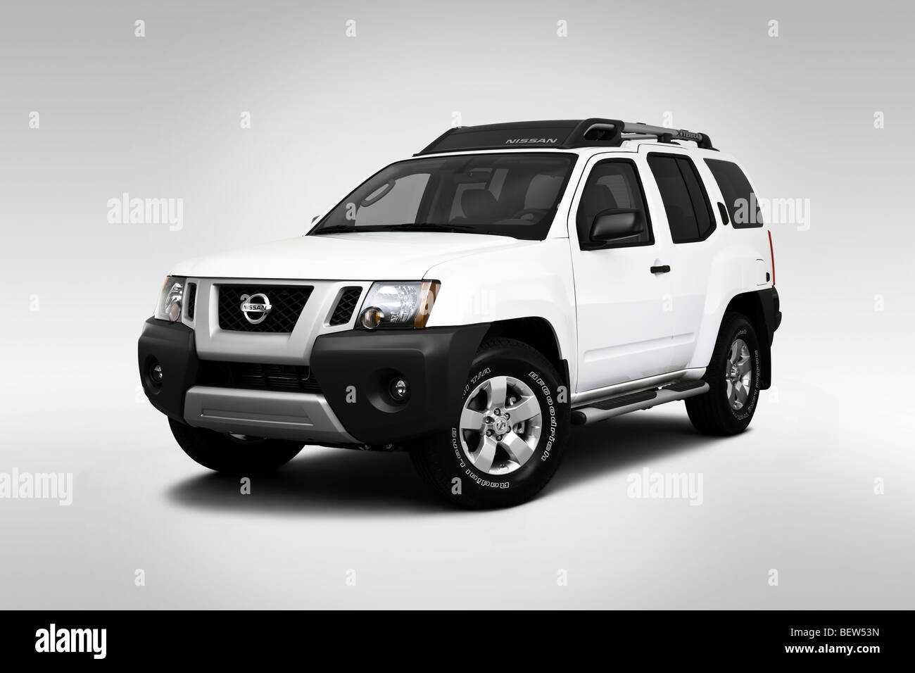 2010 Nissan Xterra S in White - Front angle view Stock Photo - Alamy