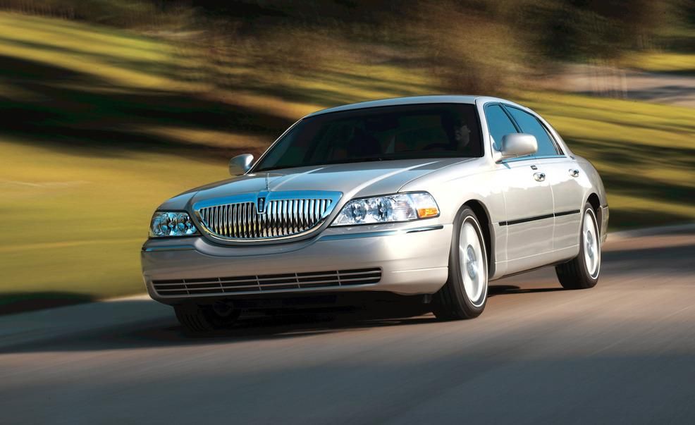 2007 Lincoln Town Car Signature L 4dr Sdn Features and Specs