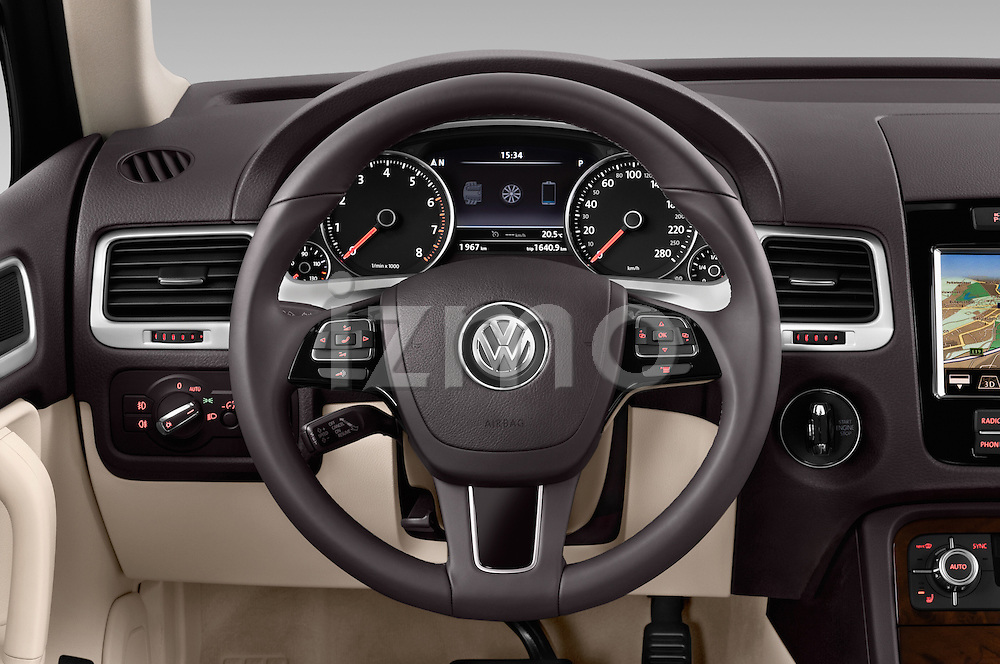 2014 Volkswagen Touareg Hybrid 5 Door SUV 2WD Steering Wheel Cars Pictures  | izmostock