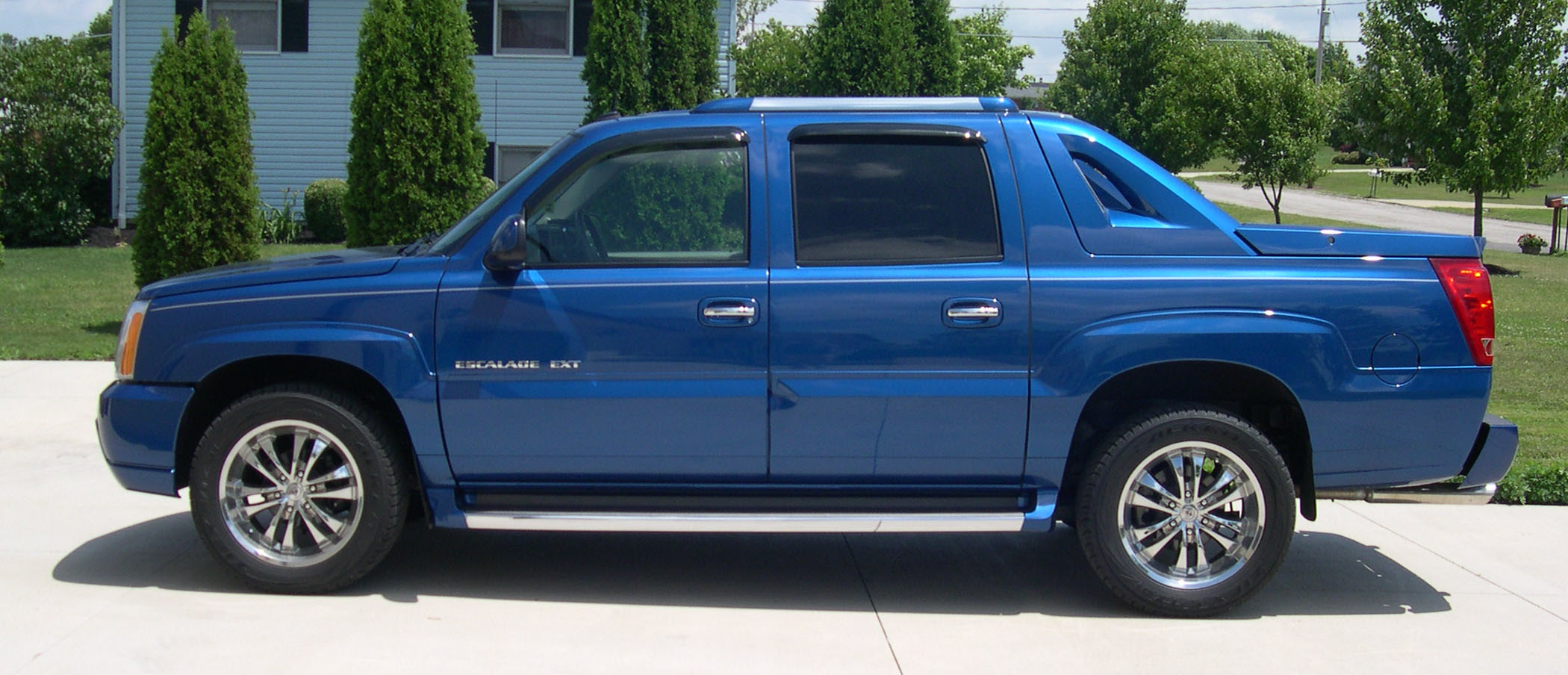 File:2003 Cadillac Escalade EXT side.JPG - Wikimedia Commons