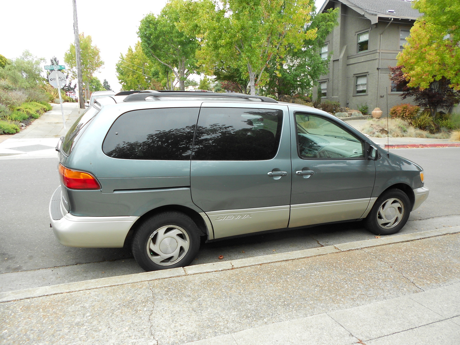 1998 Toyota Sienna - Information and photos - MOMENTcar