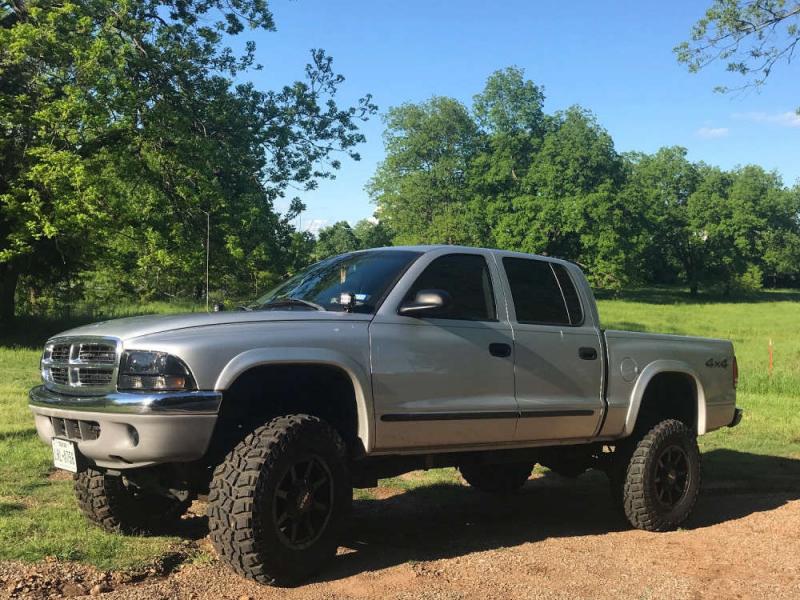 2003 Dodge Dakota with 17x9 18 Helo He909 and 32/12.5R17 Cooper Discoverer  Stt Pro and Leveling Kit & Body Lift | Custom Offsets